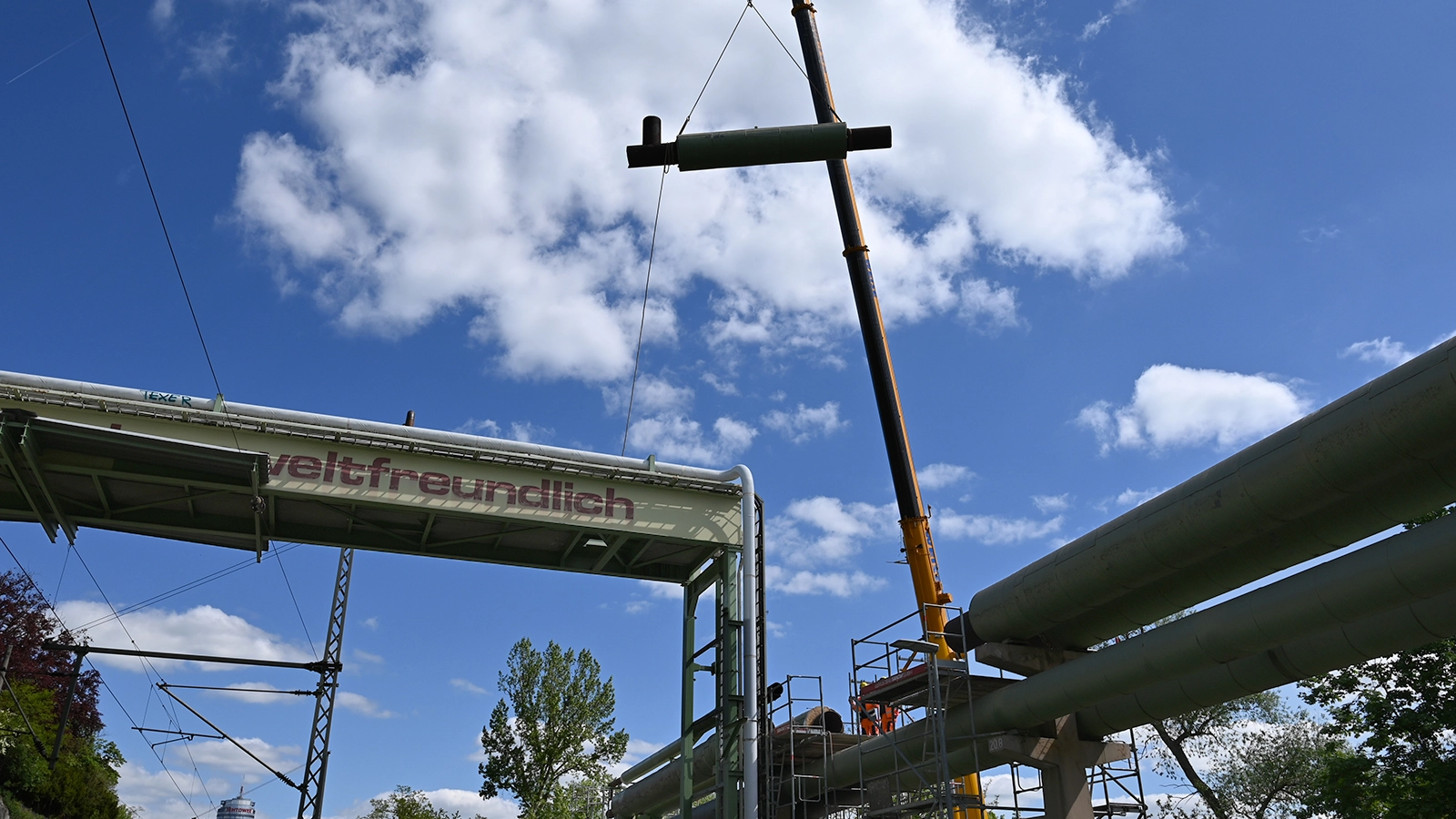 An der Rohrbrücke im Burgauer Weg werden nicht mehr benötigte Fernwärmeleitungen demontiert.