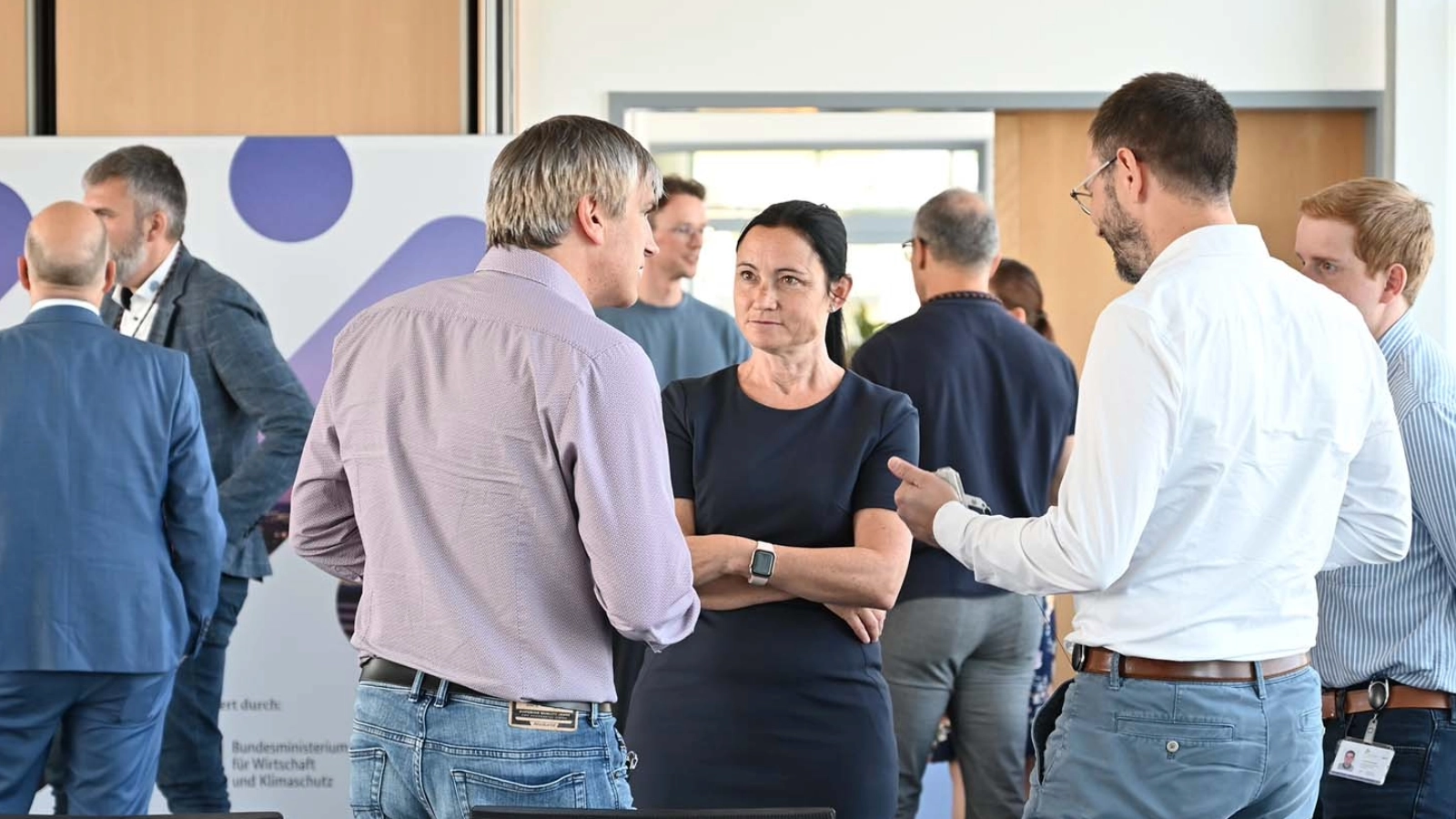 Bis Ende 2027 wollen die Partner gemeinsam intelligente Lösungen entwickeln und erproben, um den durch die Energie-, Wärme- und Verkehrswende steigenden Strombedarf zu decken. Dabei setzen die Projektpartner auf Digitalisierung und intelligente Steuerung statt auf großflächigen Netzausbau. 