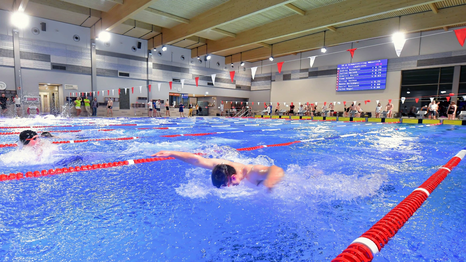 Personen schwimmen im Schwimmparadies Jena 