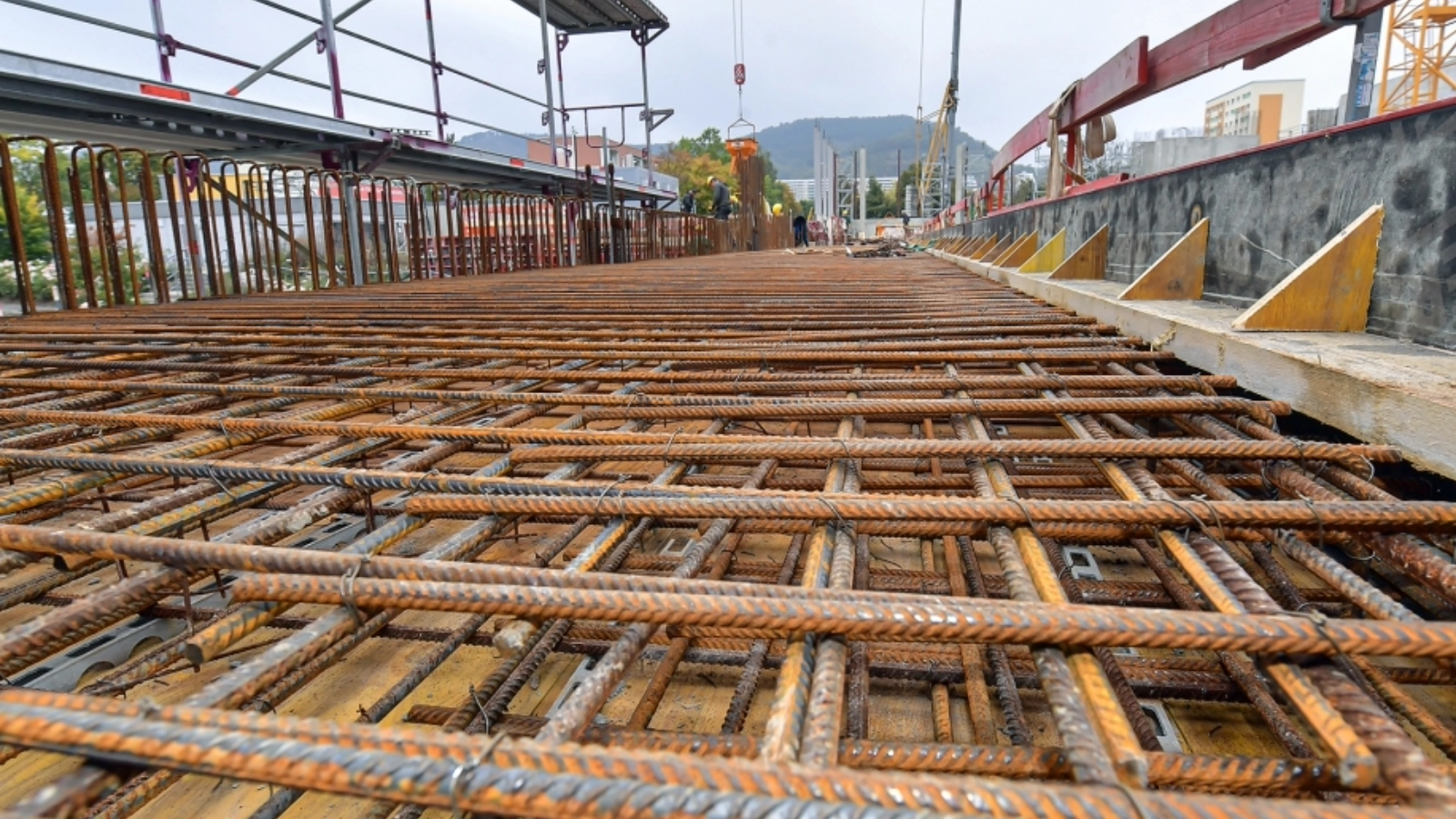 Bauarbeiten auf der Baustelle der Sportschwimmhalle