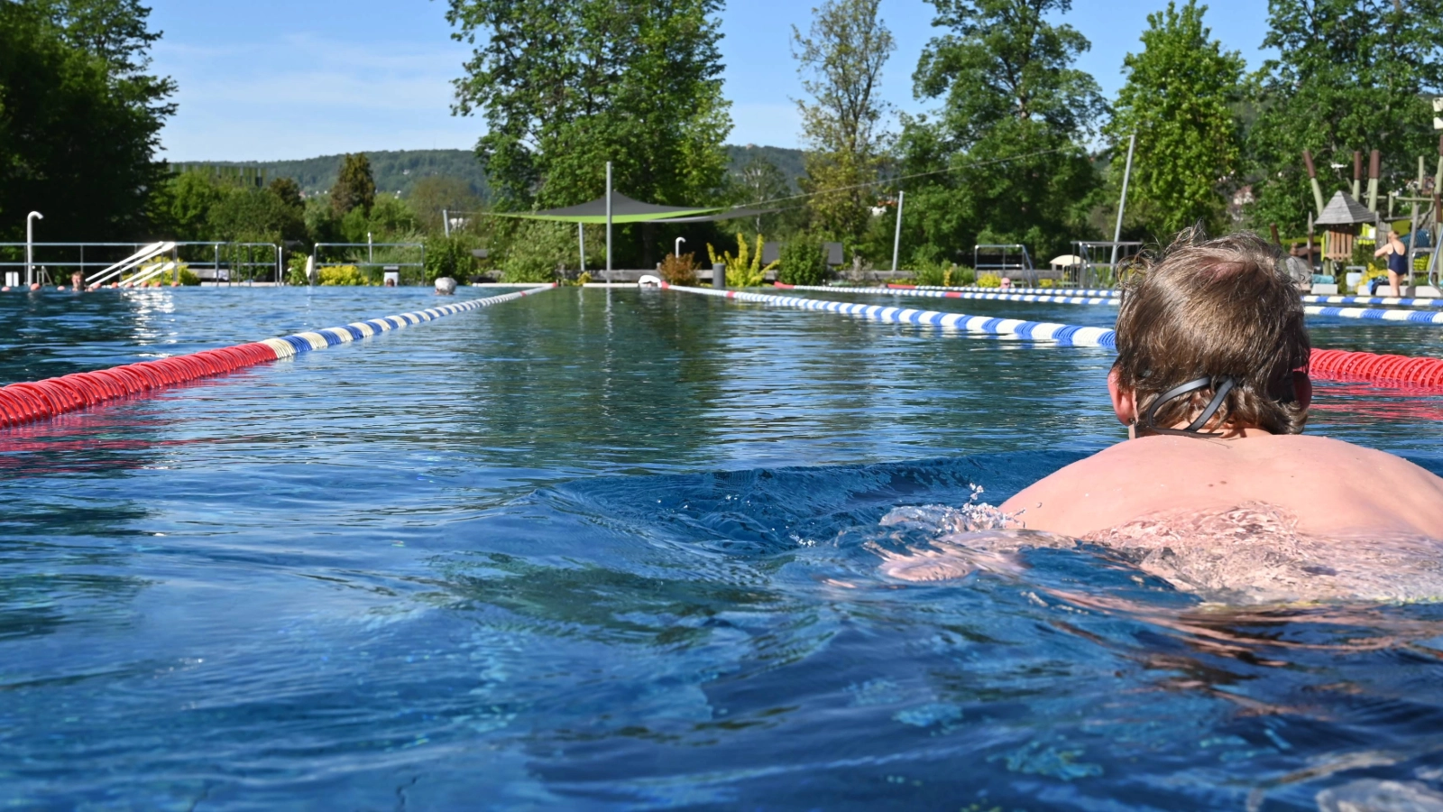 Ein Person schwimmt im Ostbad