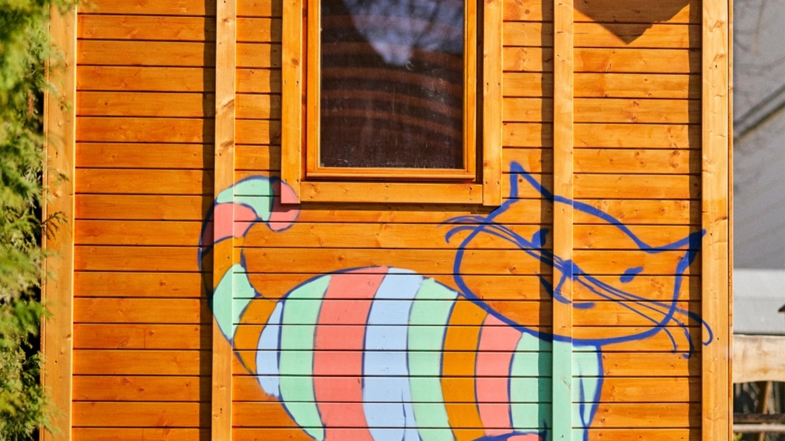 Außen bunt bemalt, innen ein Ort des Forschens und Experimentierens.