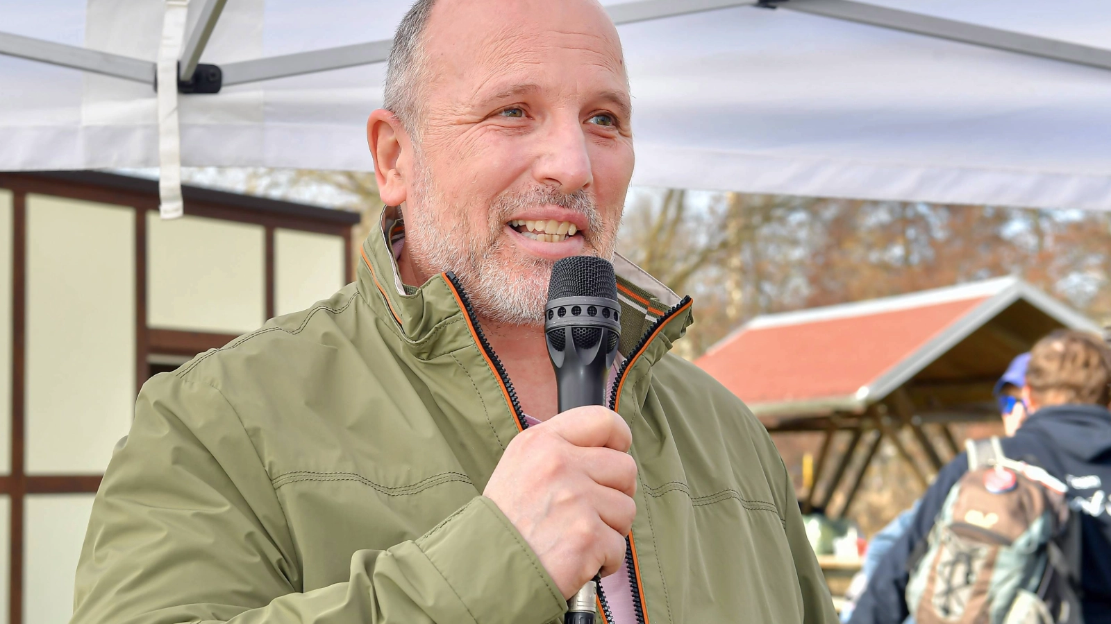 Nach einem gemeinsamen Erwärmungs-Workout und dem Startschuss von Bäder-Geschäftsführer Bernhard Dengel starteten die Teilnehmenden um 13:30 Uhr gemeinsam ins Wasser. 