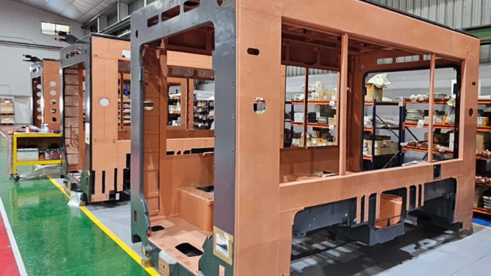  Im Werk des Straßenbahnherstellers Stadler in Valencia hat die Produktion von neun weiteren Lichtbahnen begonnen. Hier sind erste Wagenteile im Rohbau zu erkennen. 