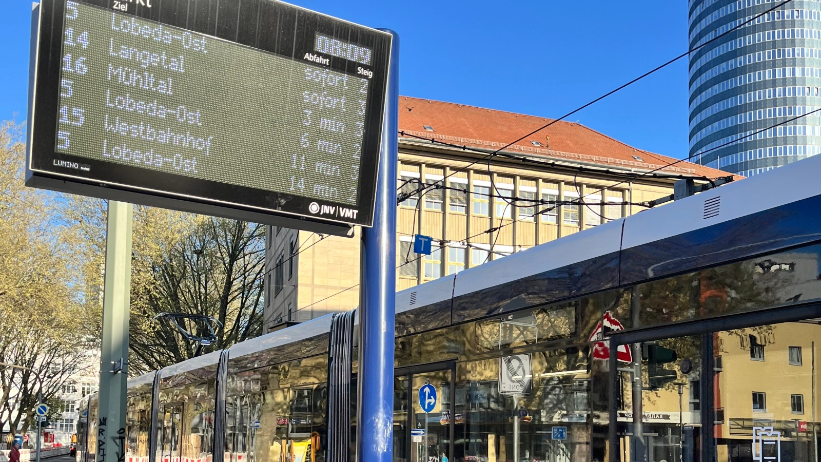 Wann fahren mein nächster Bus oder meine nächste Bahn? Diese Auskunft erhalten Fahrgäste an der Haltestelle Holzmarkt bereits über eine Fahrgastinformationssäule der neuen Generation. 