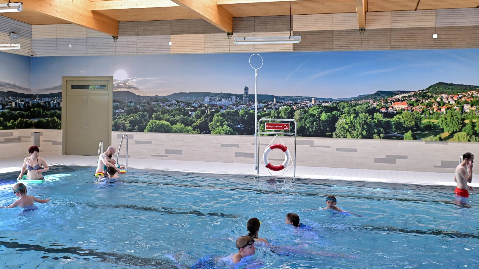Personen in einem Schwimmbecken
