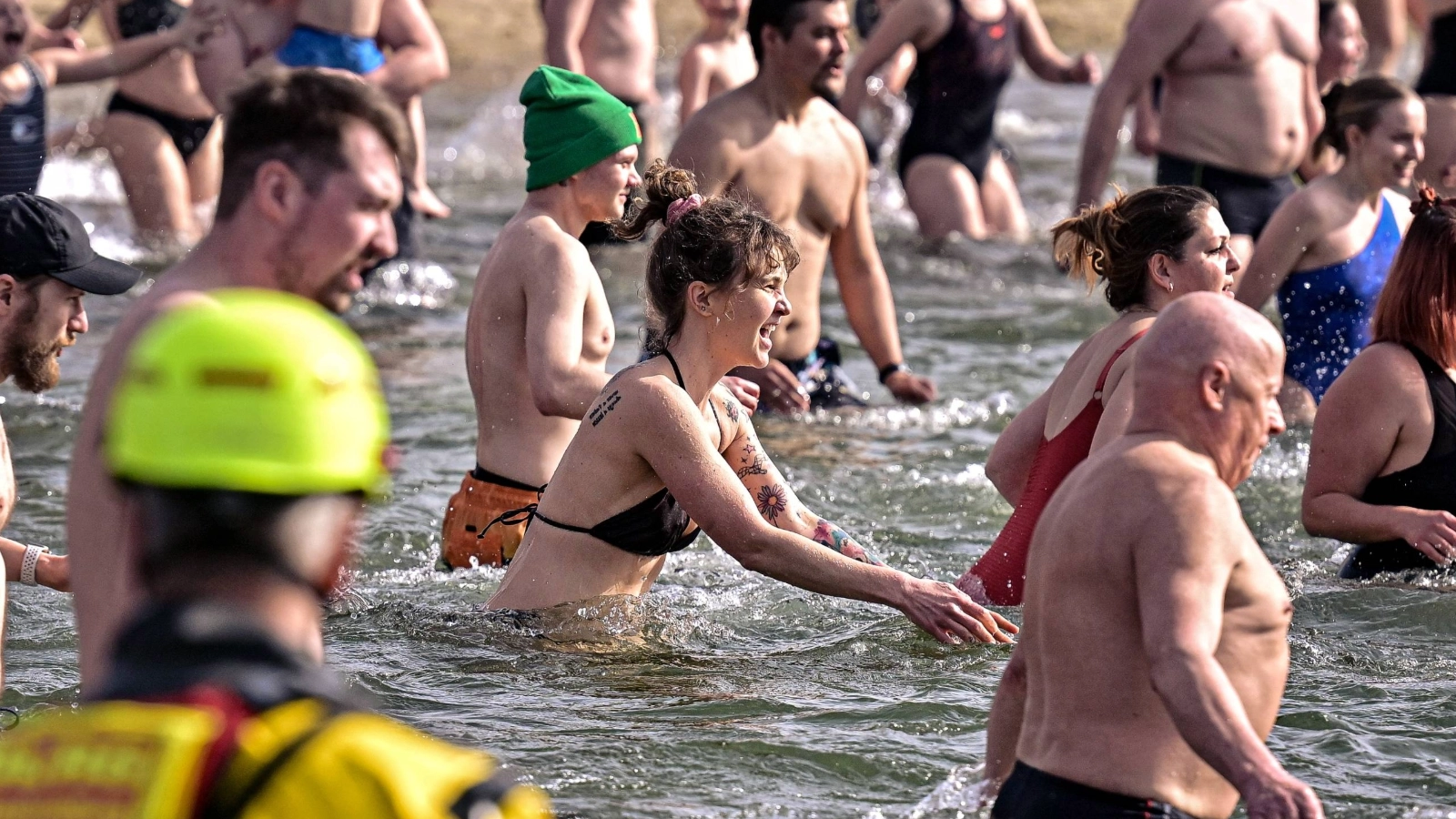 Zahlreiche Mutige wagten sich dabei in das etwa 10 Grad Celsius kalte Wasser. 