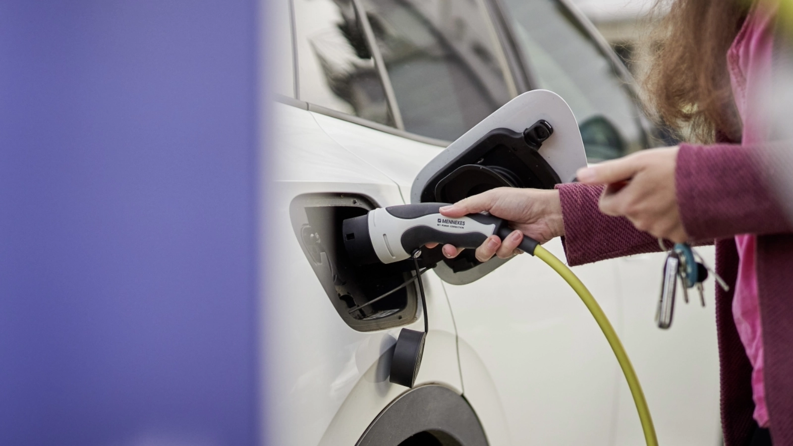 Meistens lädt Karen ihr E-Auto komfortabel neben der Haustür.
