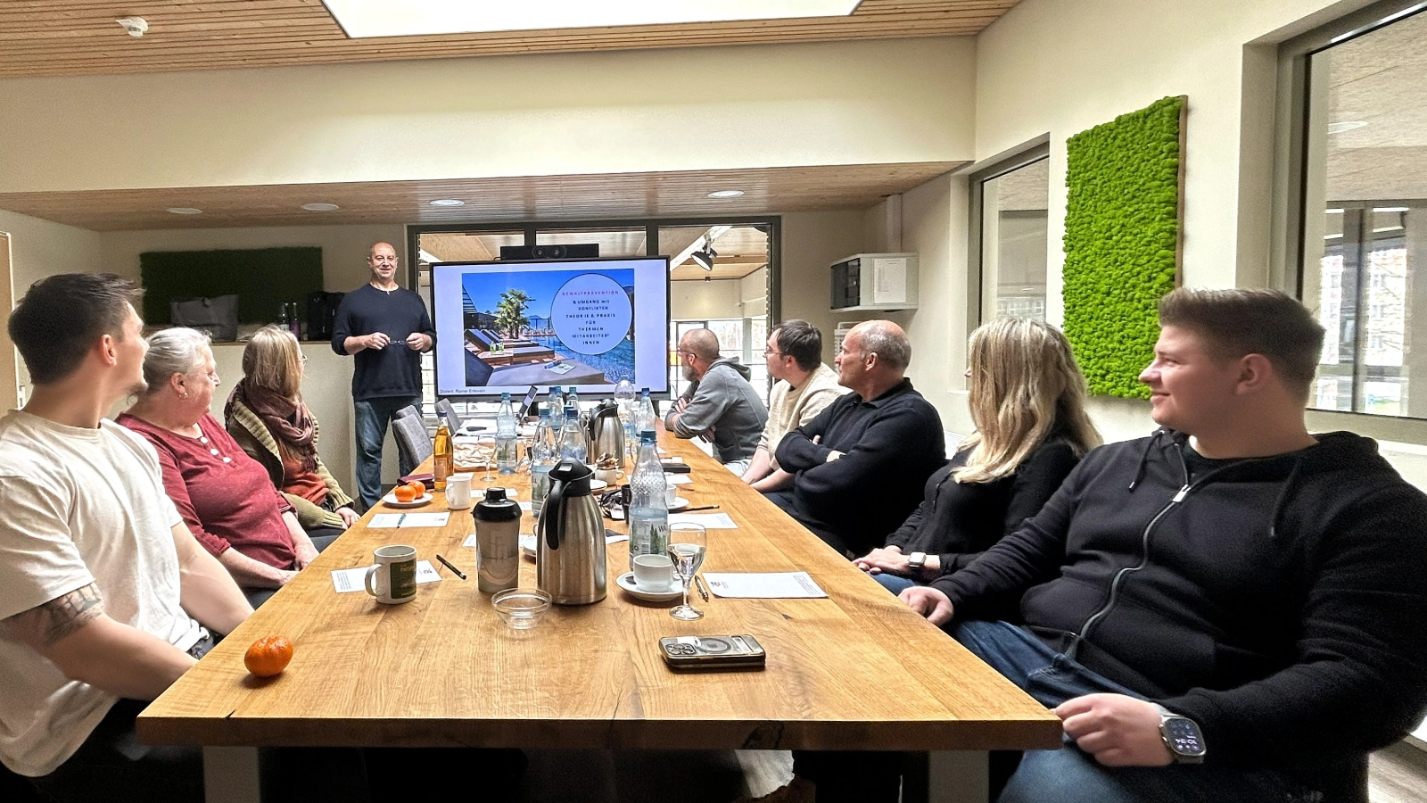 Zusätzlich wurden 14 neue Brandschutz- und Evakuierungshelfer ausgebildet, die im Ernstfall schnell und sicher handeln können.