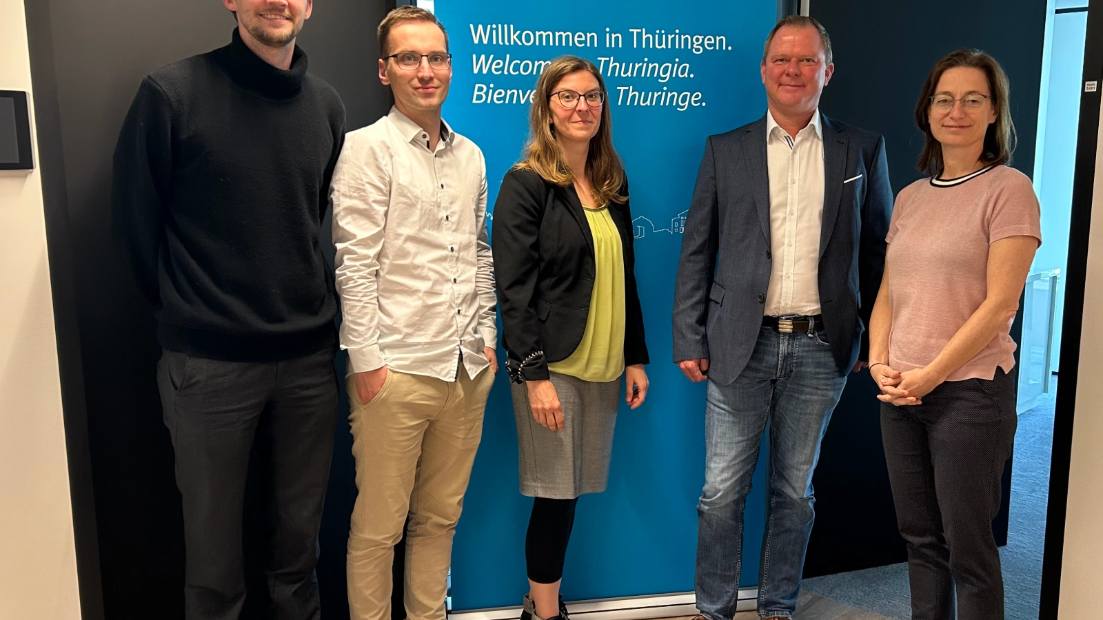 Austausch der Delegation aus Jena und Kahla mit der Thüringer Landesvertretung in Brüssel (vl.n.r.) Dominic Kranholdt, Vertretung des Freistaats Thüringen bei der EU, Marcus Wöckel und Isabel Kretschmer von den Jenaer Stadtwerken, Sebastian Liebetrau, Hauptamtsleiter Stadt Kahla und Annelie Zapfe, Vertretung des Freistaats Thüringen bei der EU.  