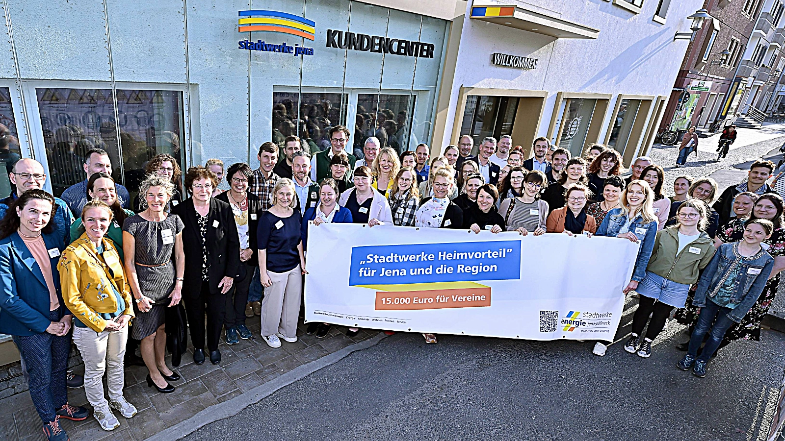 Auch im vergangenen Jahr konnten sich 30 regionale Vereine über Fördermittel aus dem Programm „Stadtwerke HEIMVORTEIL“ freuen – hier bei der Übergabe im Kundencenter der Stadtwerke Jena.