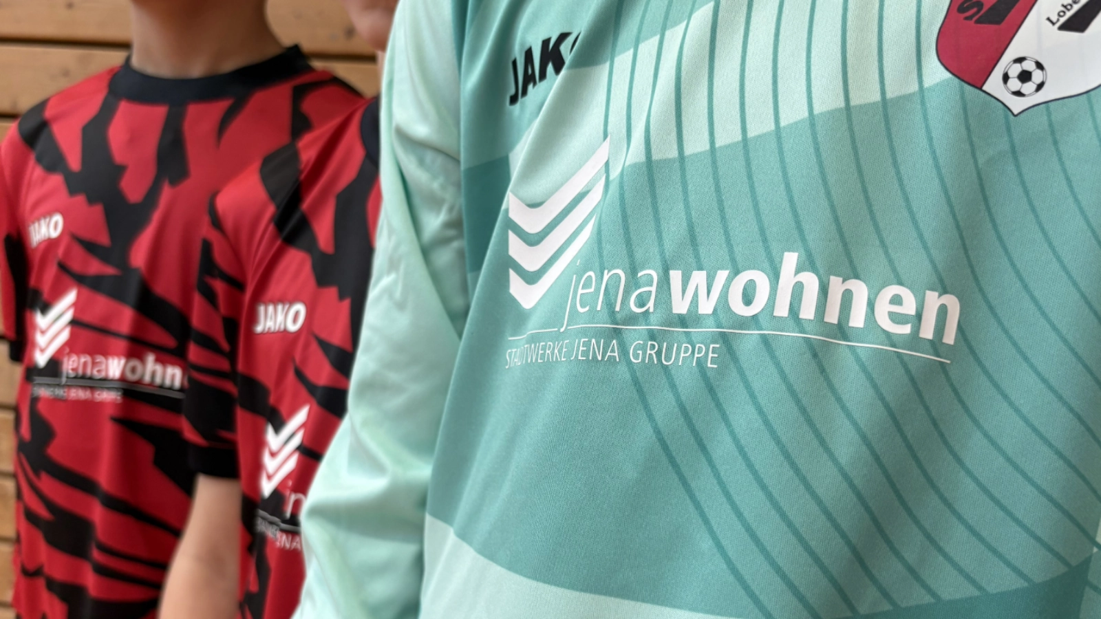 Neues jenawohnen Spieler- und Torwarttrikot des SV Lobeda 77 