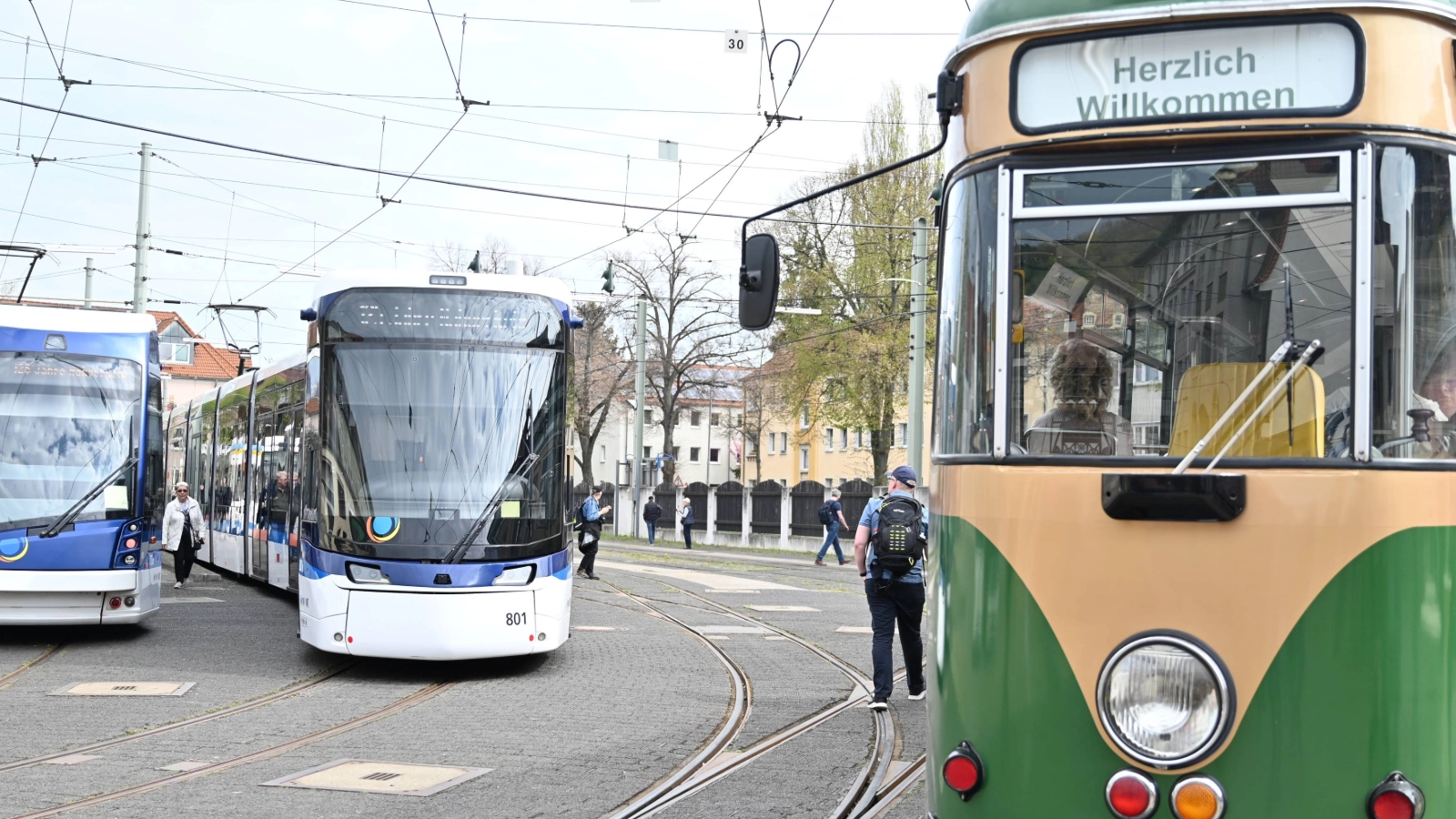 Historische und moderne Straßenbahnen stehen nebeneinander