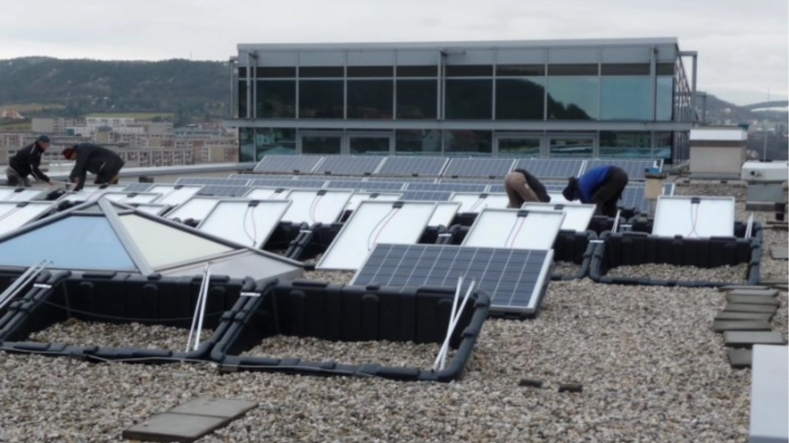 2010: Die Photovoltaikanlage auf dem Dach des Stadtwerke-Hauses wird errichtet.