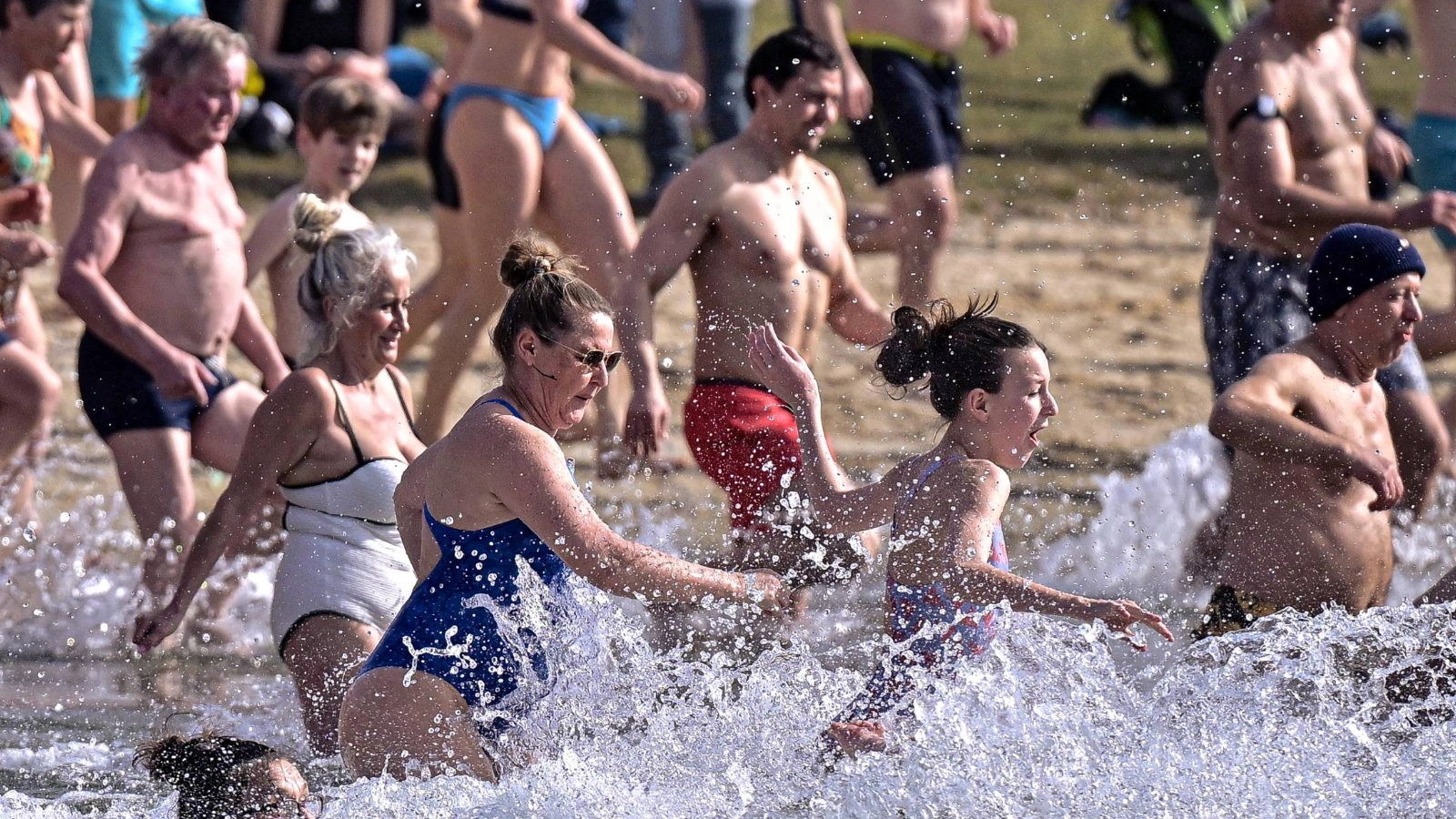 Zahlreiche Mutige wagten sich dabei in das etwa 10 Grad Celsius kalte Wasser. 