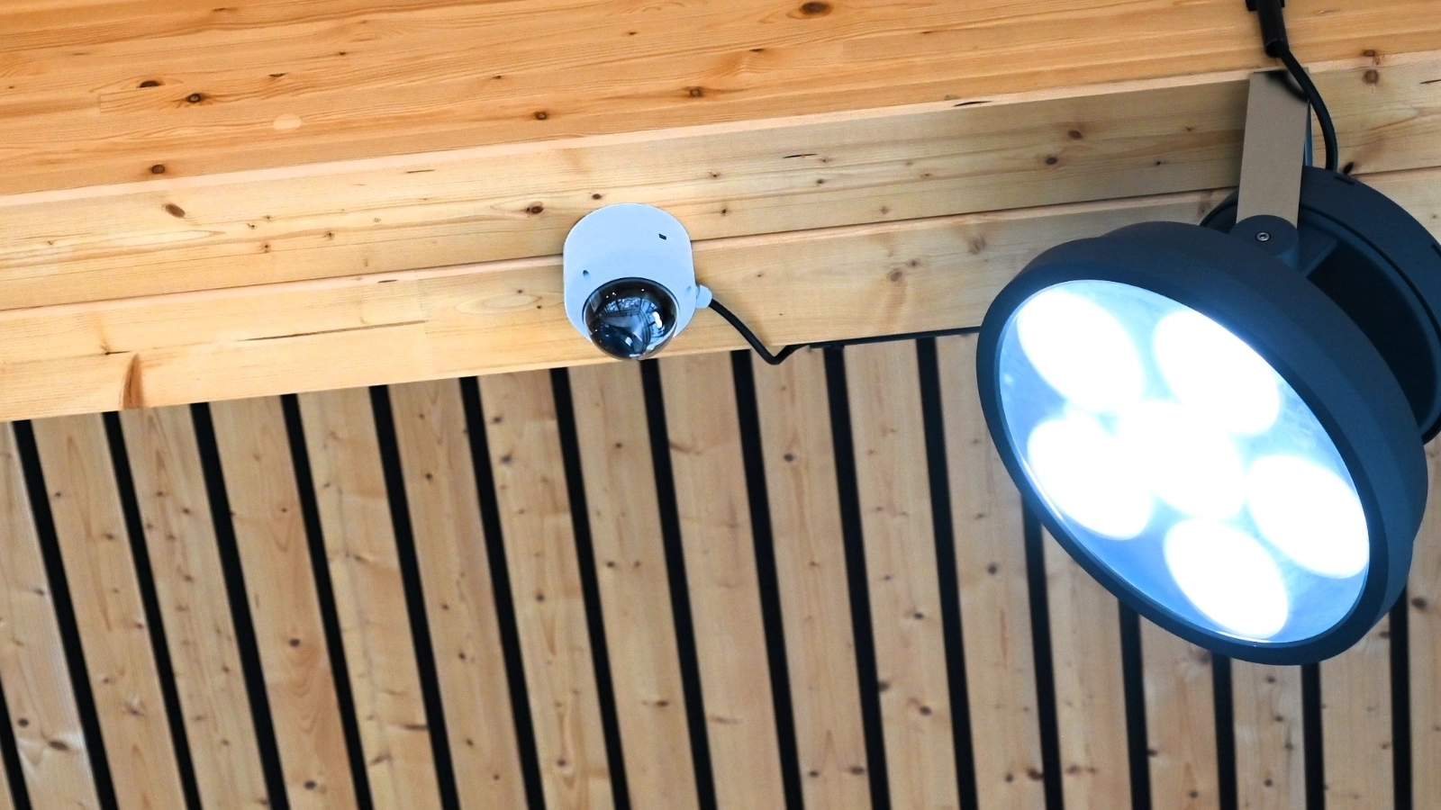 Das KI-System „Lynxight“ arbeitet mit insgesamt 12 Kameras über dem Becken der Sportschwimmhalle Schwimmparadies.