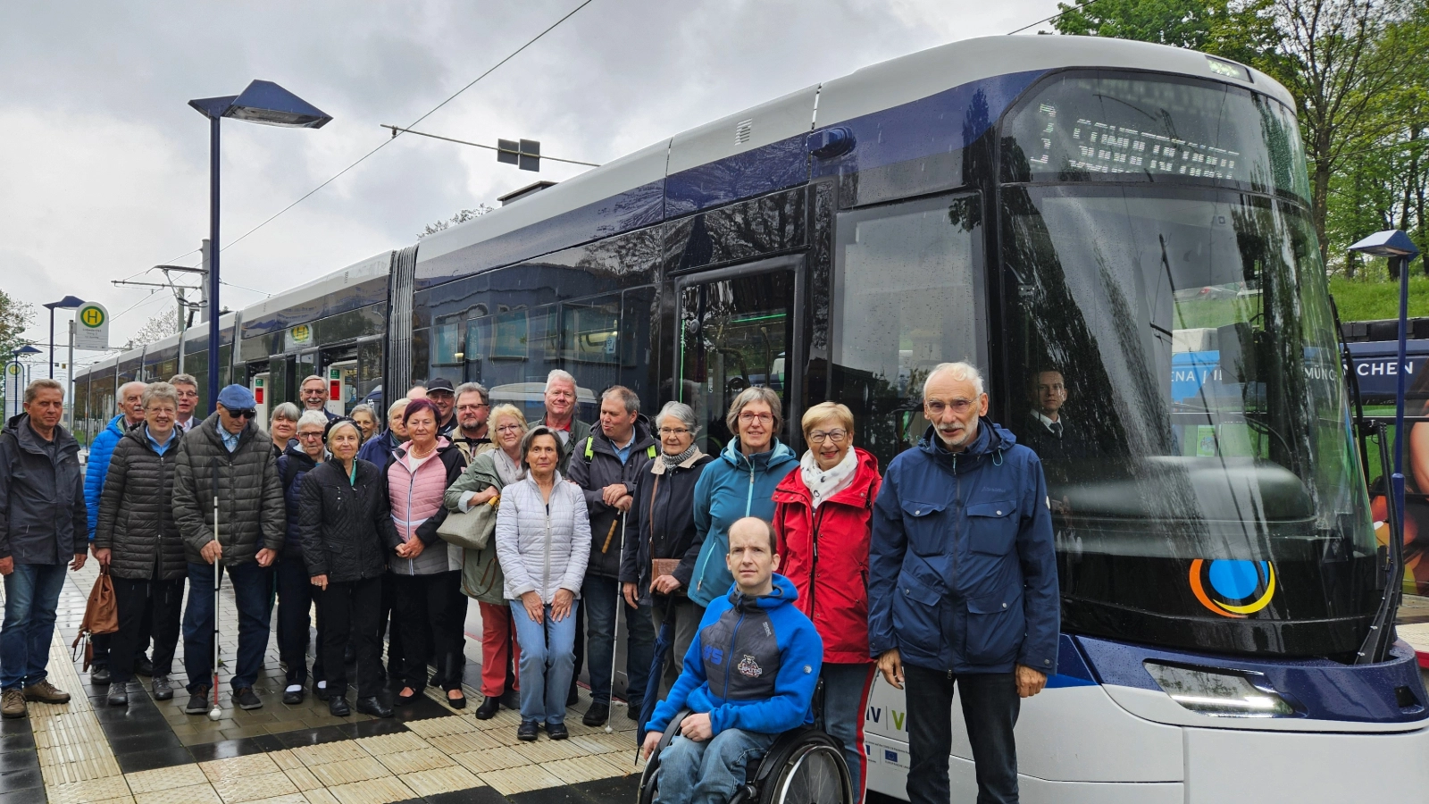 Unterwegs mit dem Jenaer Nahverkehr, um die barrierefreien Funktionen der Lichtbahn zu testen: Interessenvertreter von Senioren-, Behinderten-Beirat sowie Blinden- und Sehbehindertenverband an der Haltestelle Lobeda-Ost 