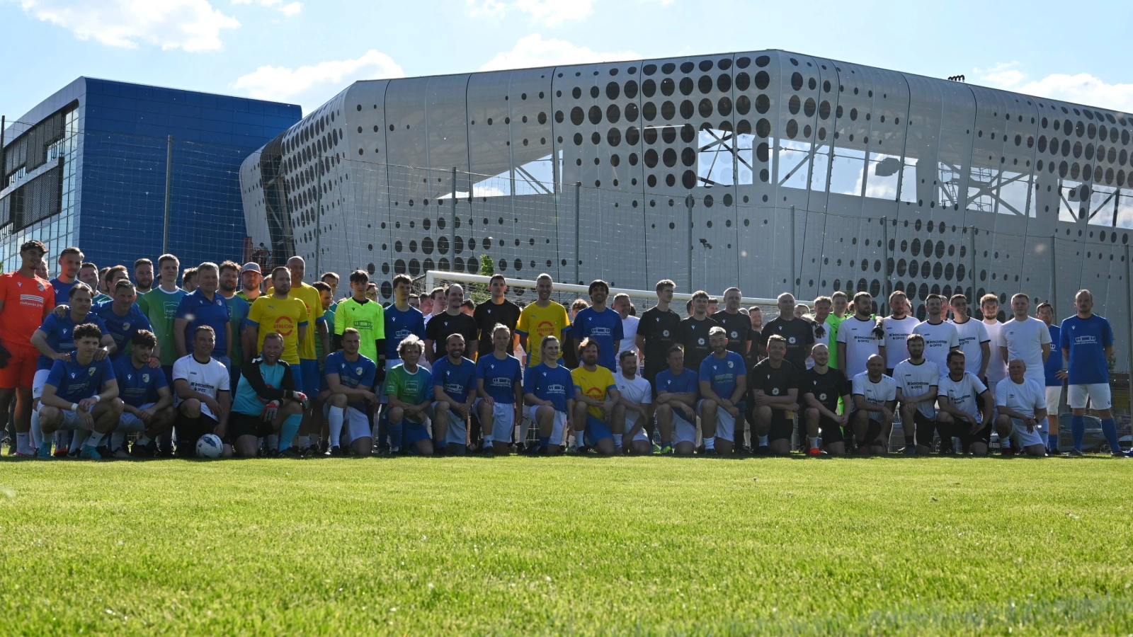 Gruppenbild aller Teilnehmer des Sponsorencups vom FC Carl Zeiss Jena.