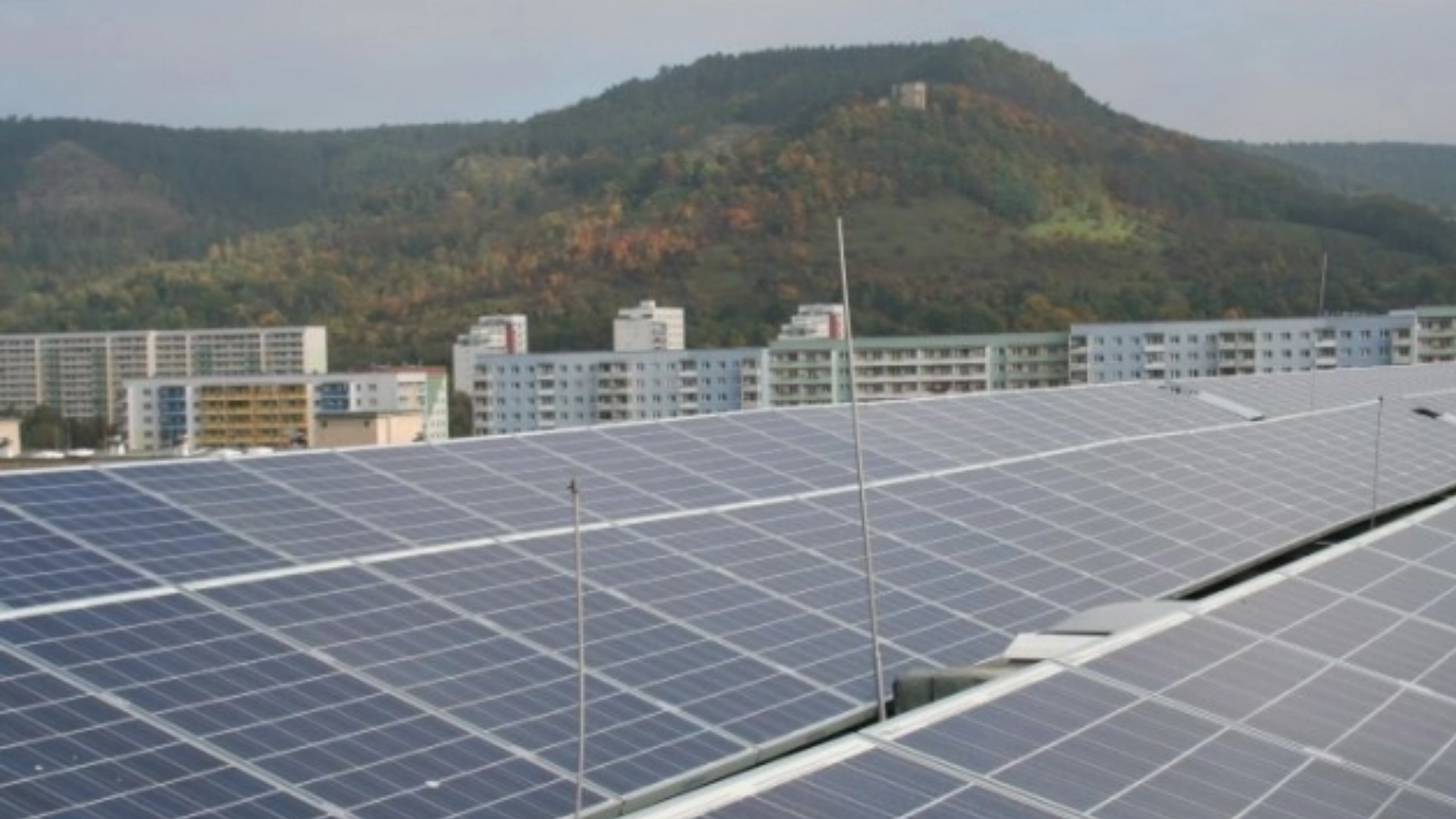 2010: In der Werner-Seelenbinder-Straße geht die deutschlandweit erste PV-Anlage auf dem Dach eines Elfgeschosser-Hochhauses in Betrieb