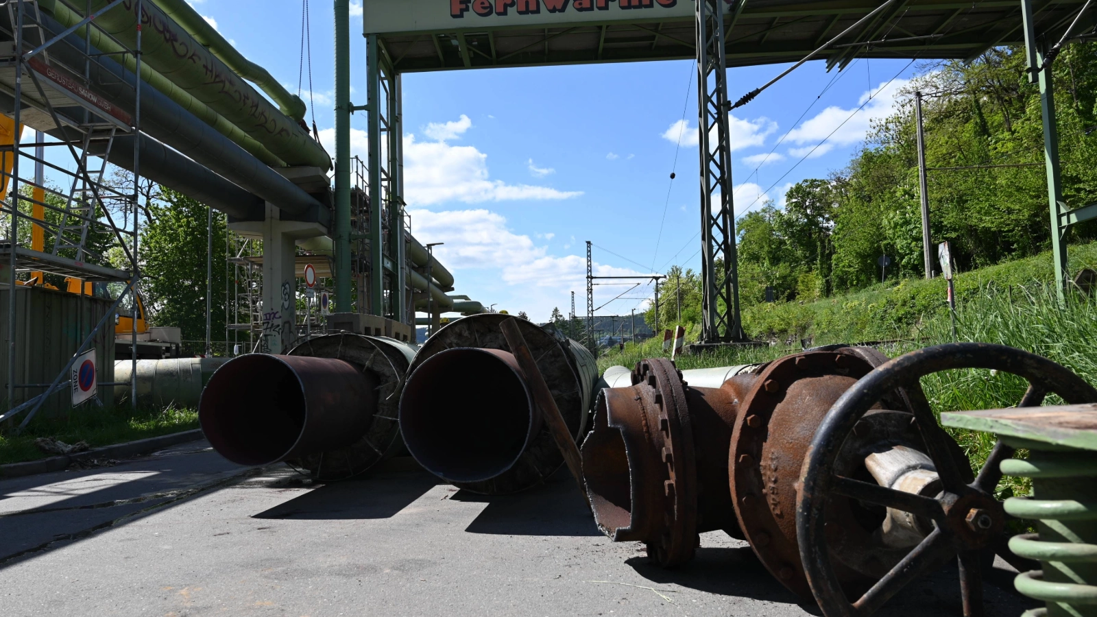 Im Mai 2025, Arbeiten an der Rohrbrücke am Burgauer Weg zur Dampfnetzablösung