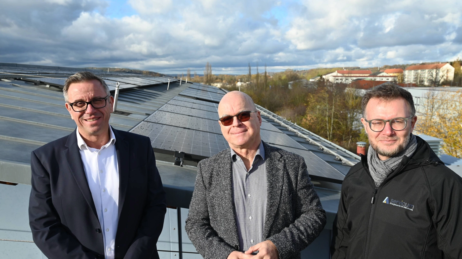 Stadtwerke-Geschäftsführer André Sack, IHK-Geschäftsführer Peter Höhne und Servicum-Geschäftsführer Stefan Fritschek vor einem Teil der neuen PV-Anlage.