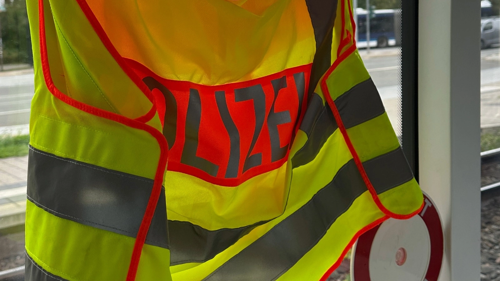 Warnweste und Signalhorn bei Aktion zur Zivilcourage im ÖPNV.