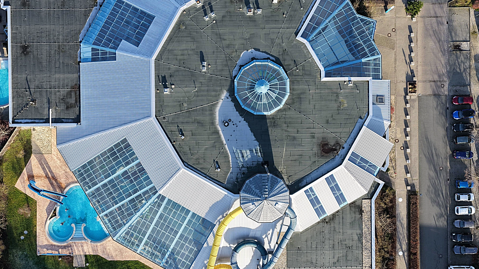 Luftaufnahme des Freizeitbads GalaxSea vor der geplanten Sanierung.