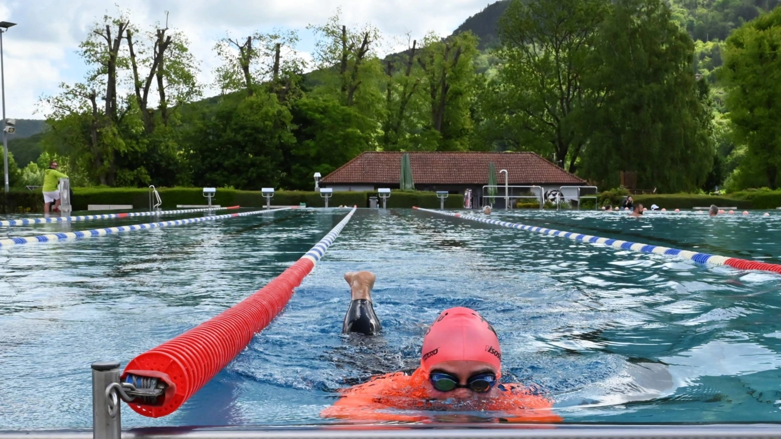 Punkt 10 Uhr öffnete heute (15. Mai) das Ostbad am Fuße des Jenzig seine Tore – und damit auch die Herzen aller Freibadfans.