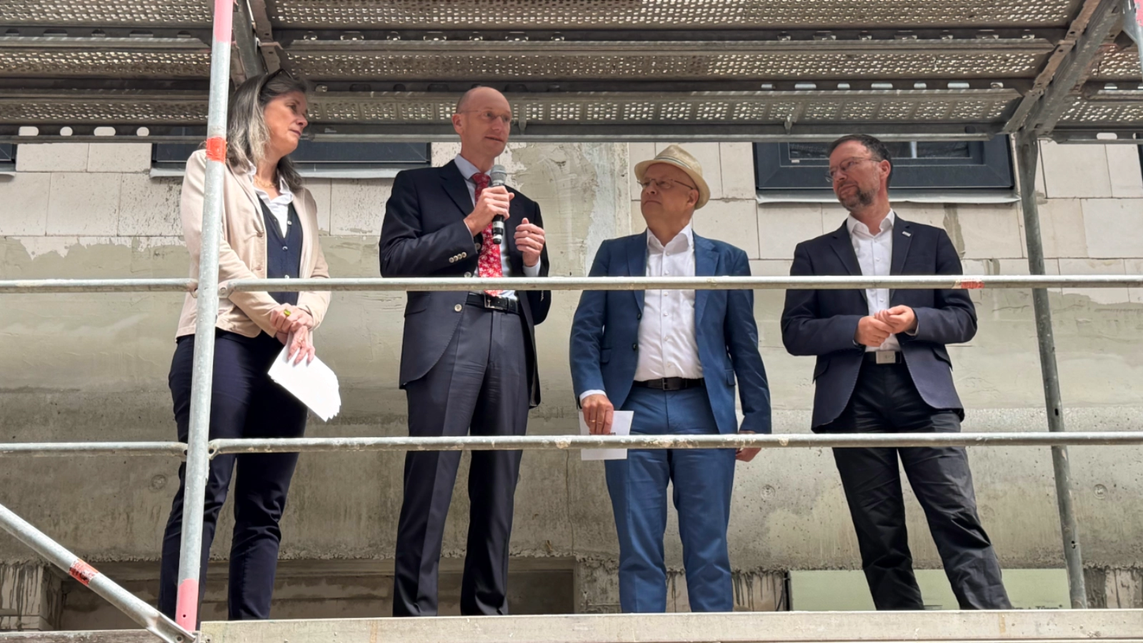Vorsitzender des jenawohnen-Beirats Dr. Stephan Wydra spricht zum Richtfest des neuen Saaltors