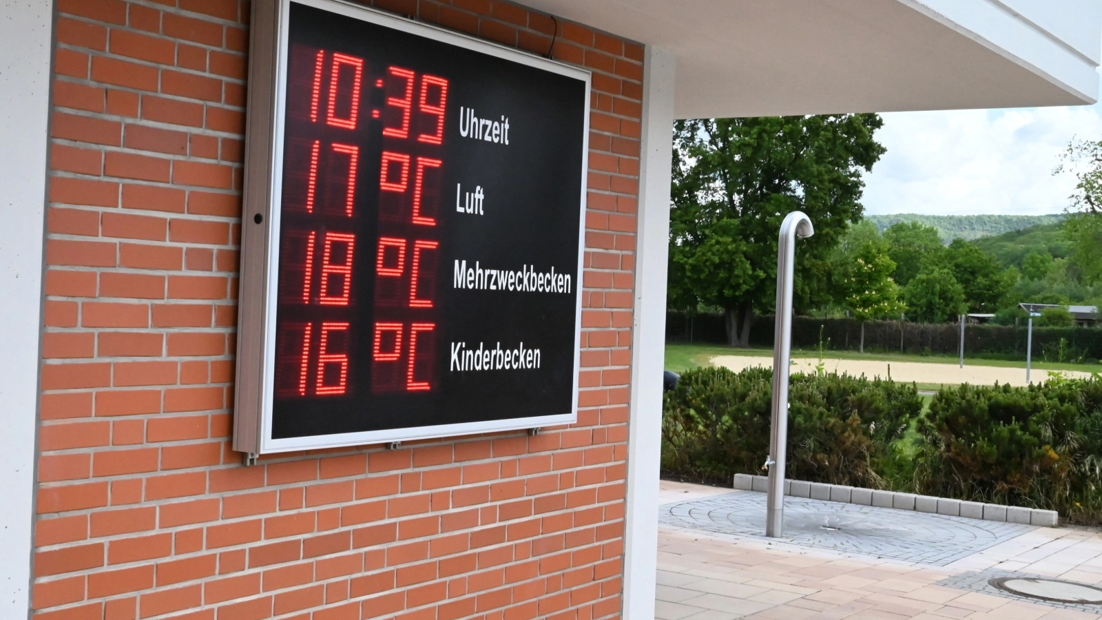 Viele gut gelaunte Gäste ließen sich den ersten Sprung ins noch 18 Grad frische Wasser nicht entgehen.