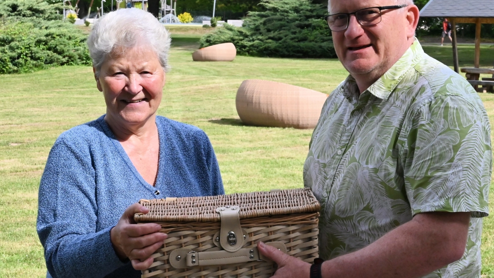  Ingrid Berndt, unser allererste Ostbad-Gast der Saison, durfte sich über einen liebevoll gepackten Picknickkorb freuen – überreicht von Ulrich Klose, Betriebsleiter der Jenaer Bäder.