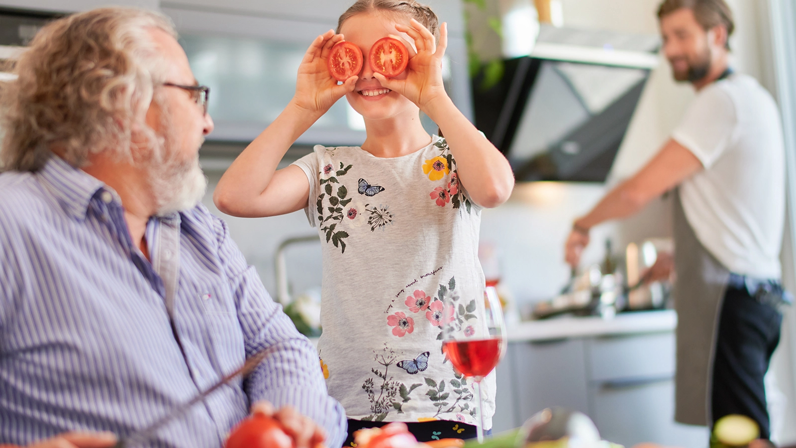 Eine Familie ist in der Küche und kocht.