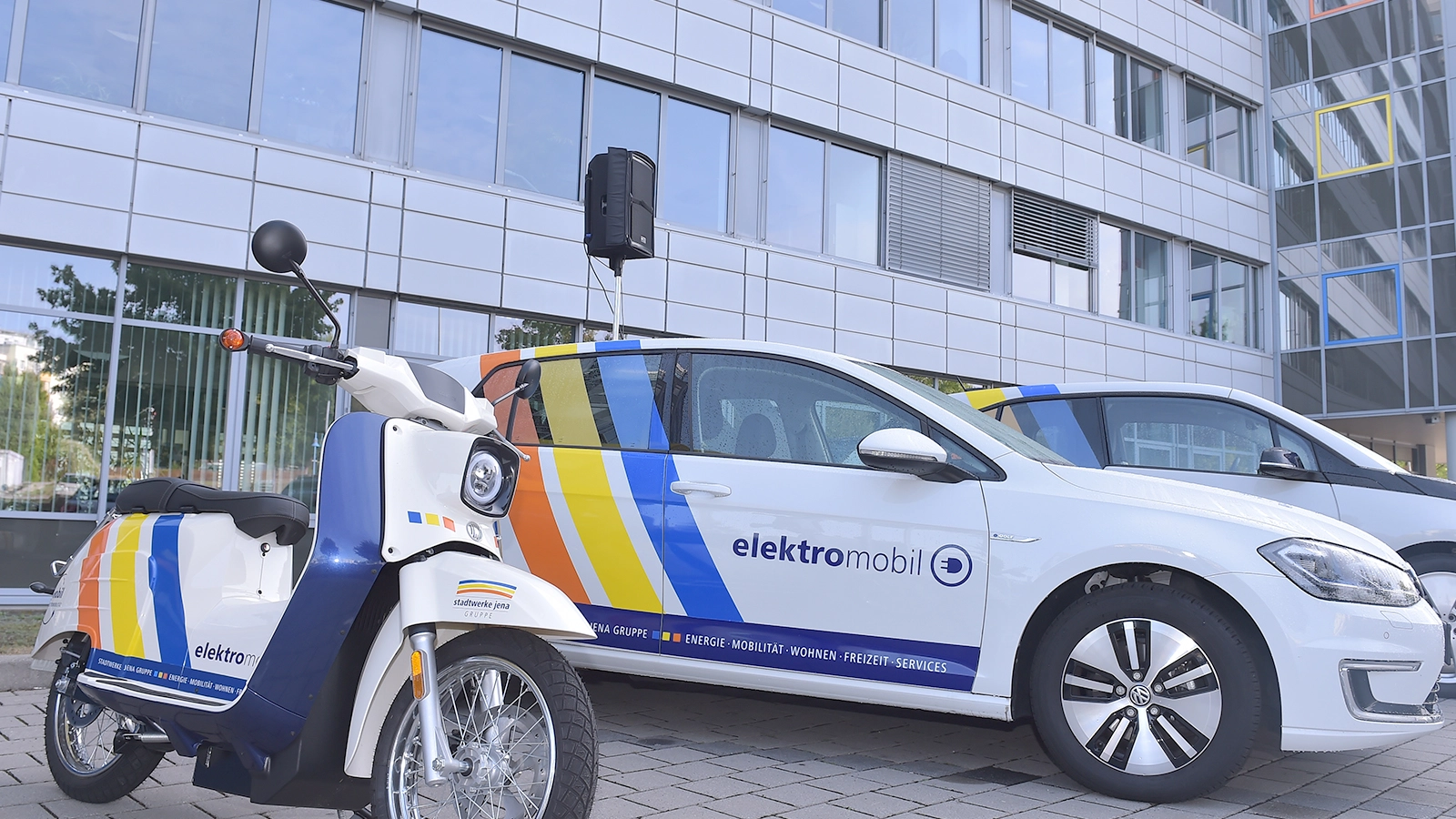 Elektro-Schwalbe und E-Golf vorm Stadtwerke-Haus