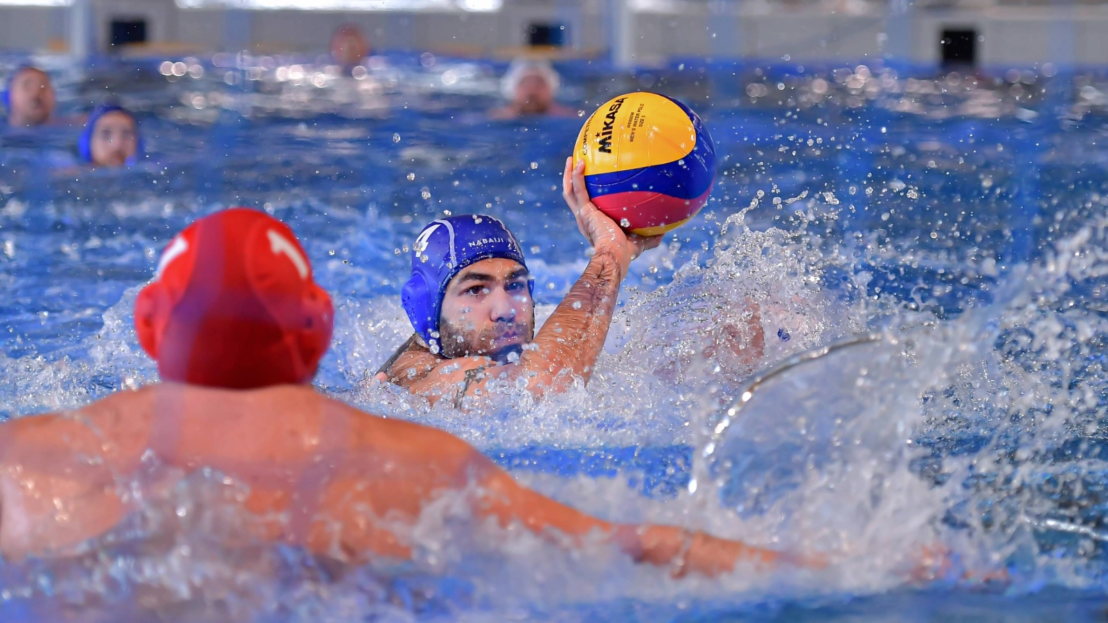 Personen spielen Wasserball 