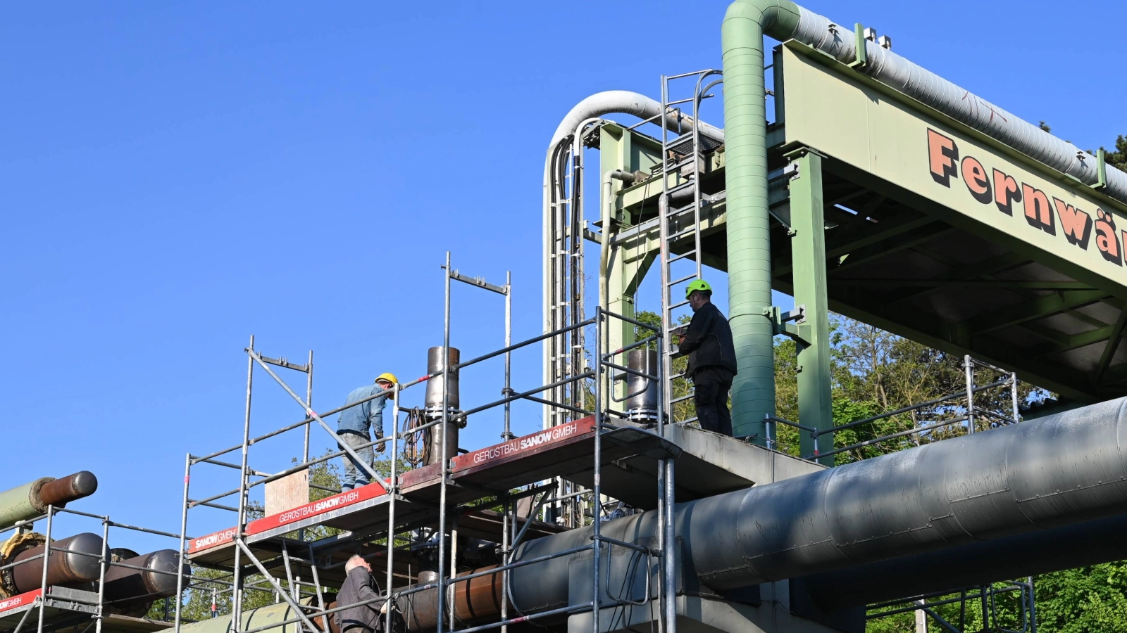 Nachdem schon gestern Nachmittag der benötigte Leitungsabzweig von der Hauptversorgungstrasse nach Jena-Süd installiert und verschweißt worden war, verlief gestern Abend auch die Materialprüfung per Ultraschall erfolgreich. 