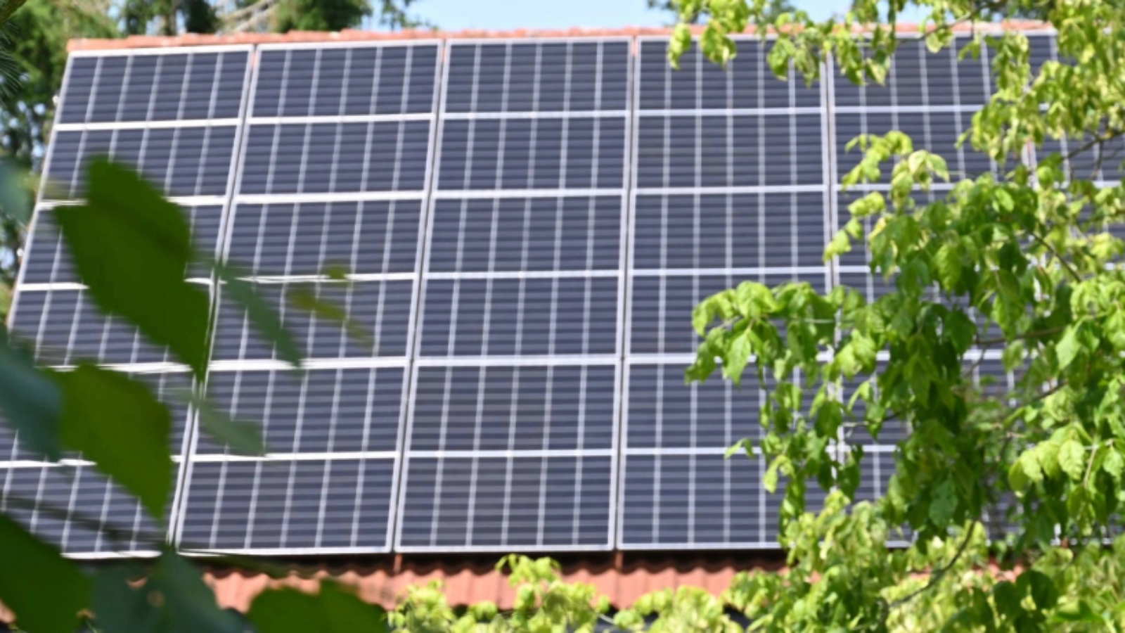 Das Haus von Familie Vanderbeke mit PV-Anlage und Ladesäulenanschluss