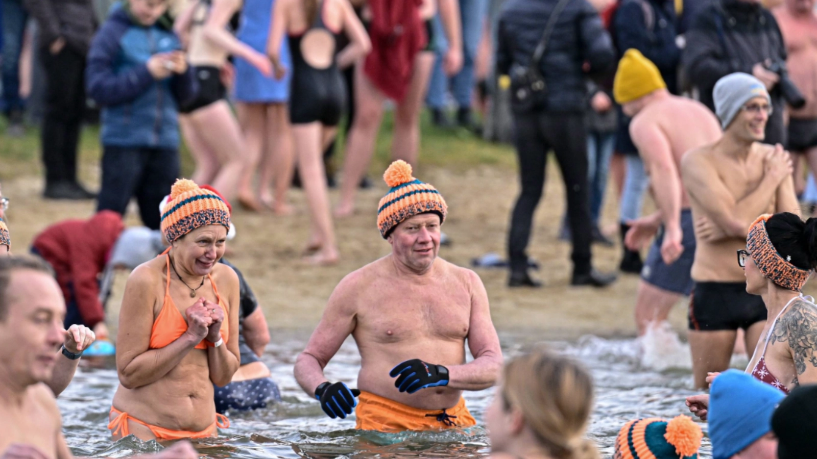 Trotz knackiger vier Grad Wassertemperatur wagten sich 600 mutige Schwimmerinnen und Schwimmer in die eisigen Fluten. 