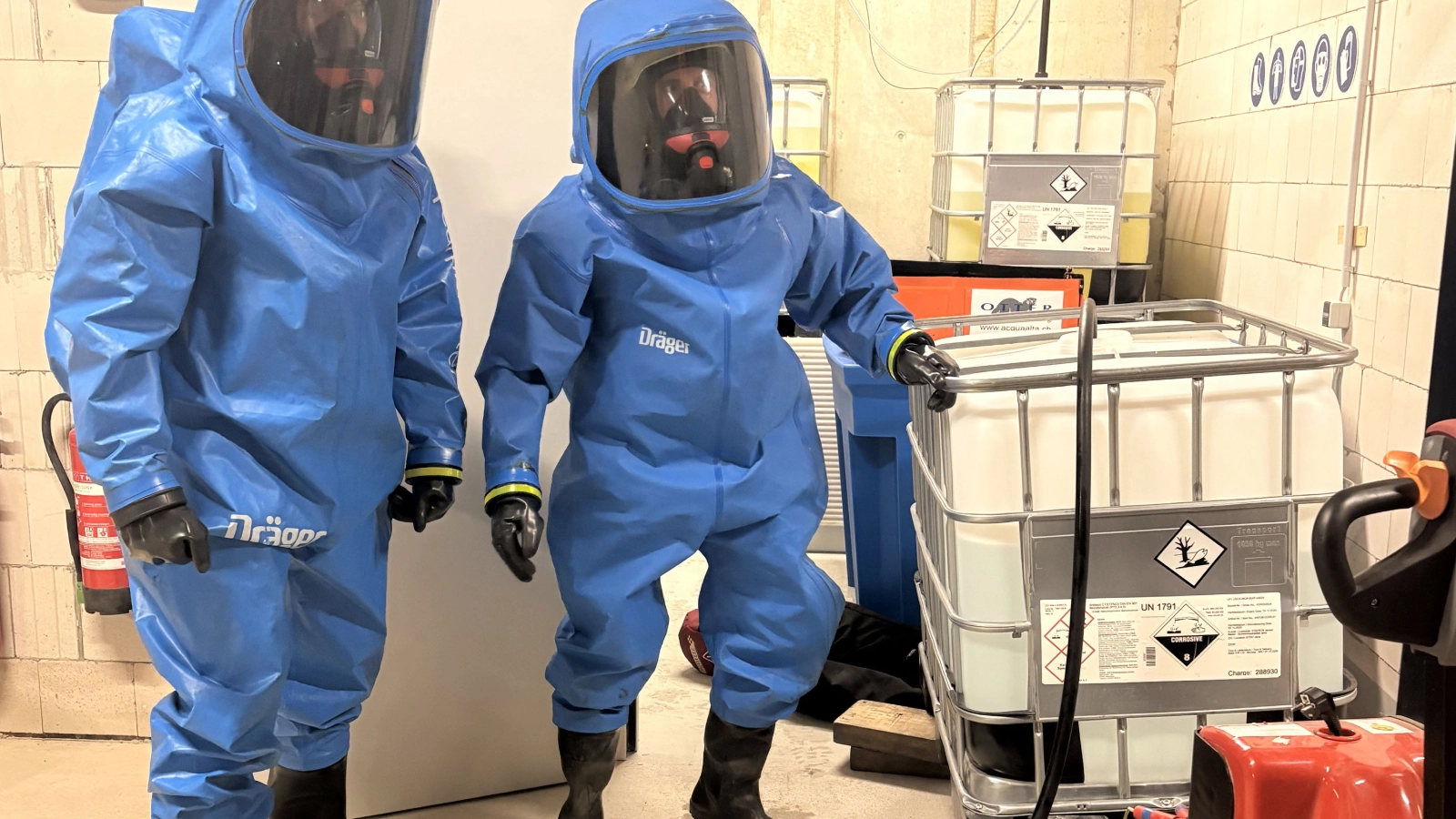 Rund drei Stunden lang probten Feuerwehr, Rettungsdienst und Badpersonal den Ernstfall eines Gefahrgutunfalls im Technikbereich des Bades. 