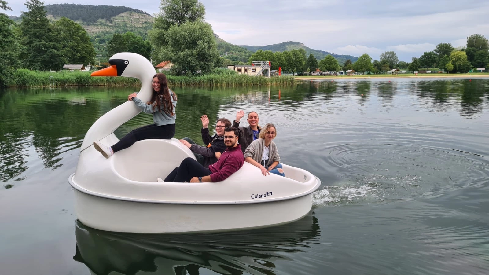 Auszubildende fahren mit einem Schwan-Boot auf dem Schleichersee