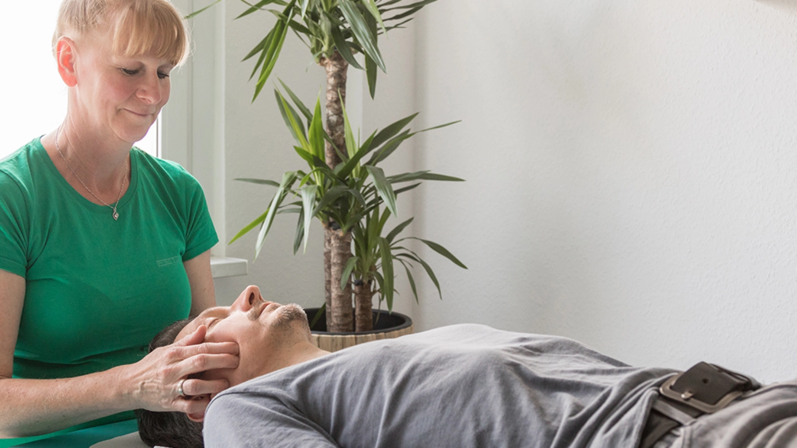 Ein Mann wird im smarten Quartier physiotherapeutisch behandelt