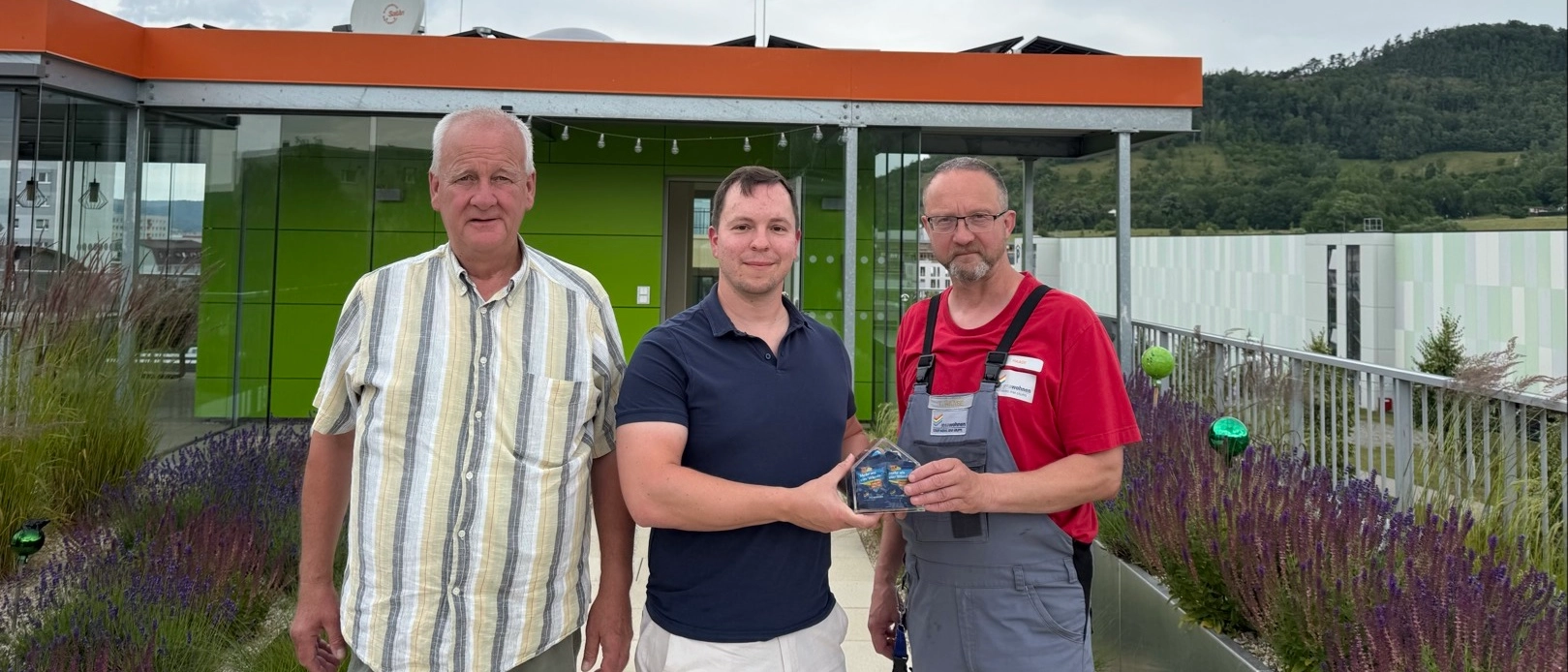 Foto: v.r.n.l. Ralf Raddatz (ehemaliger Hausmeister), Martin Jaehnke (Miitarbeiter HausEKKstein) und Torsten Haase (Hausmeister)