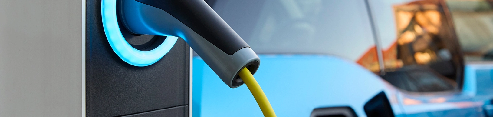 Ein E-Auto wird an einer Ladestation geladen