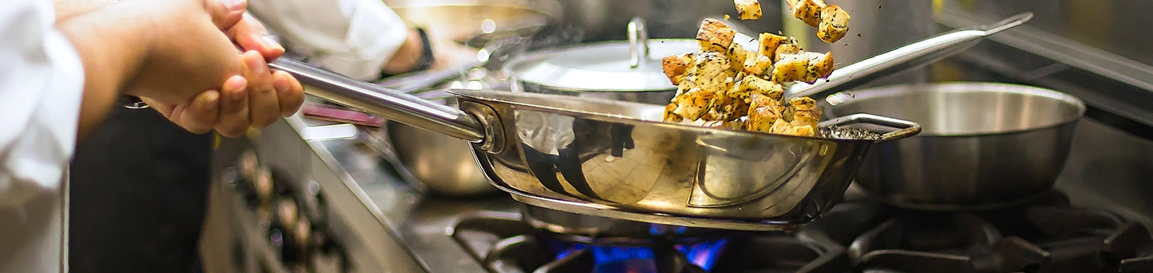 Essen wird in einer Pfanne geschwenkt
