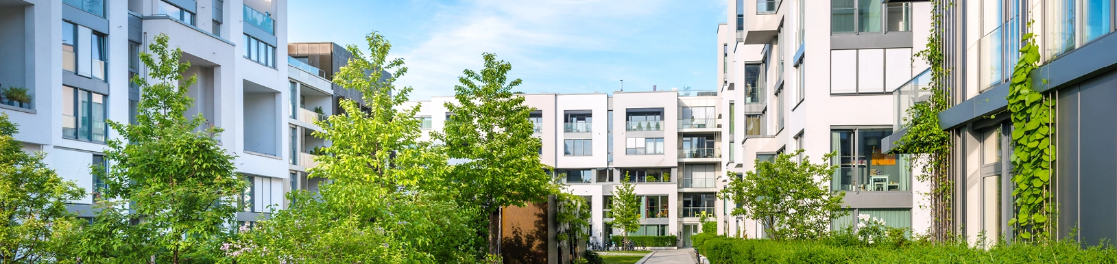 Wohnblocks modern mit grünen Flächen