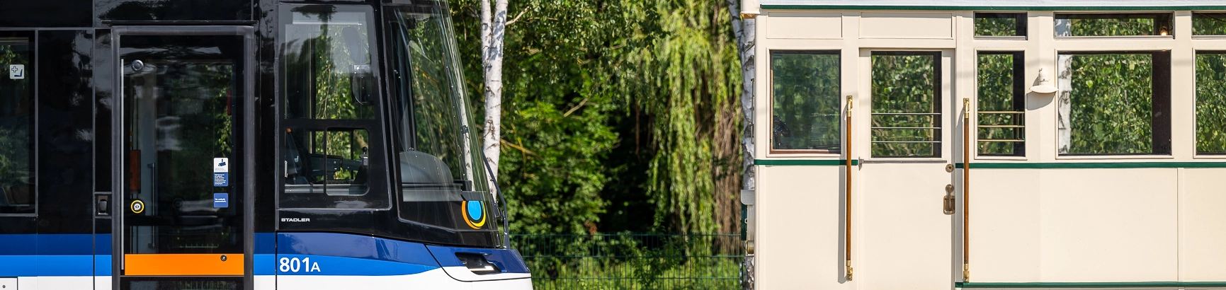 Lichtbahn und Triebwagen 26 stehen sich gegenüber.