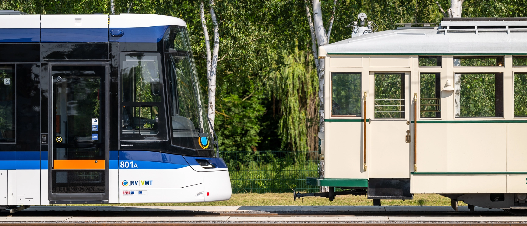 Lichtbahn und Triebwagen 26 stehen sich gegenüber.