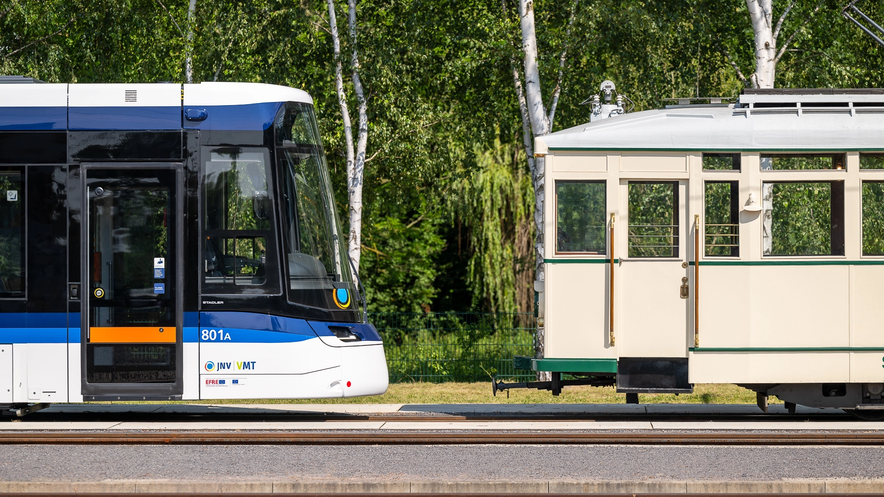 Lichtbahn und Triebwagen 26 stehen sich gegenüber.