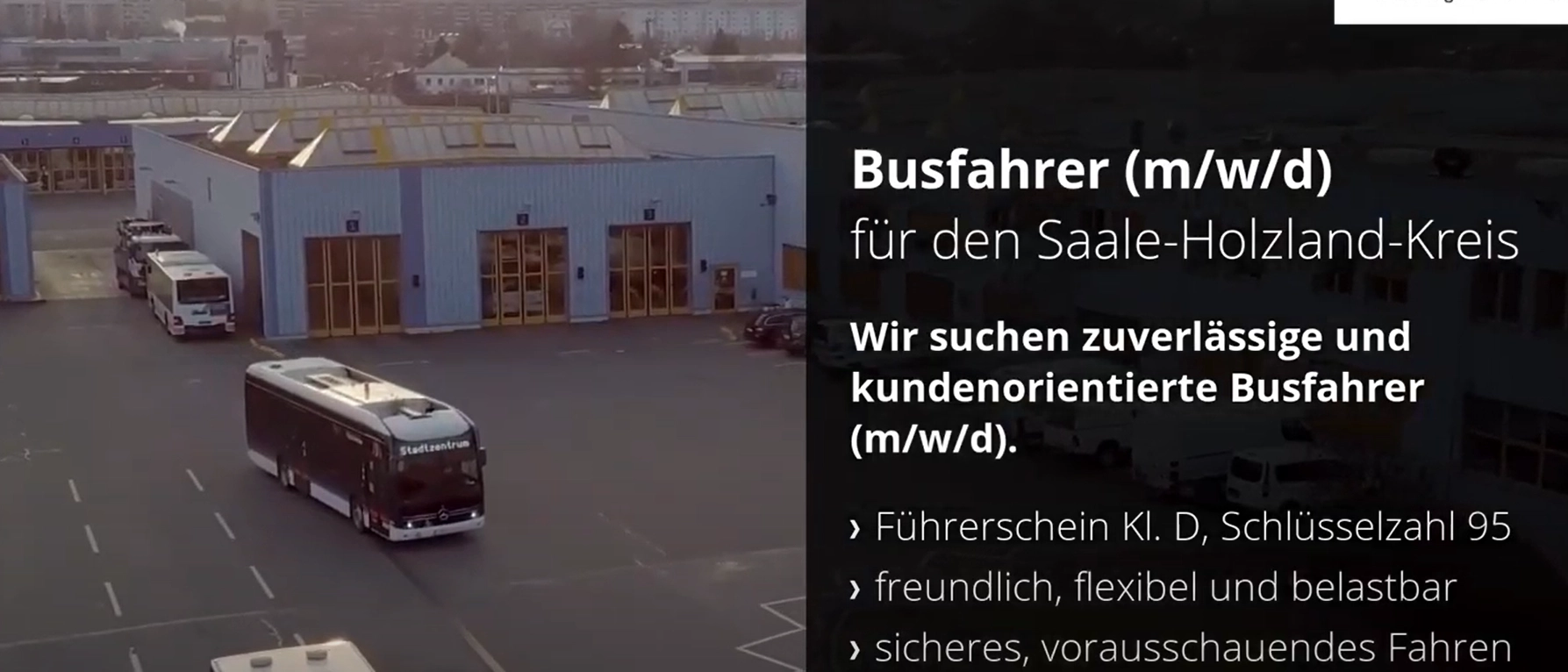 Ein Bus auf dem Betriebshof mit dem Text "Busfahrer gesucht".