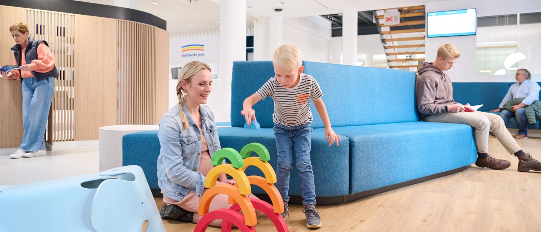 Servicecenter mit Kindern und Spielecke. Servicecenter mit Kindern und Spielecke.