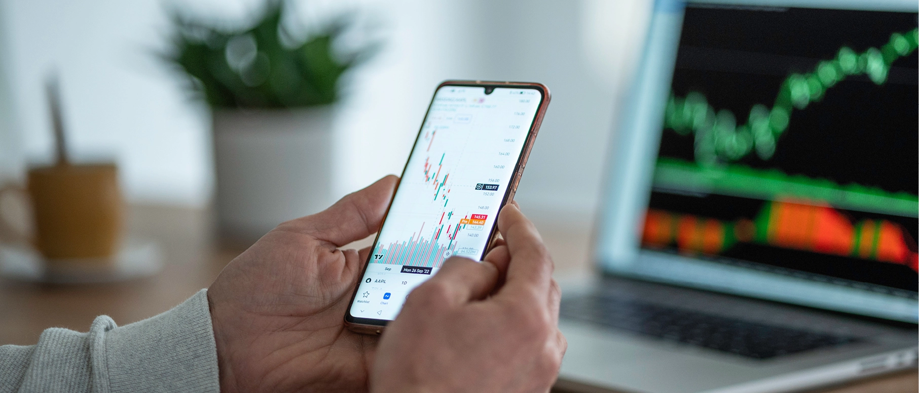 Handy und Monitor mit graphischen Daten Handy und Monitor mit graphischen Daten